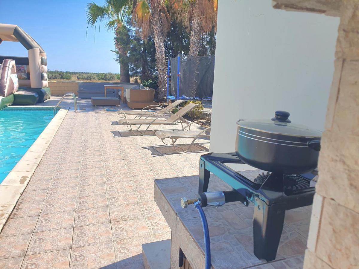 Larnaca Mansion Ideal For 3 Families Or More Exterior foto