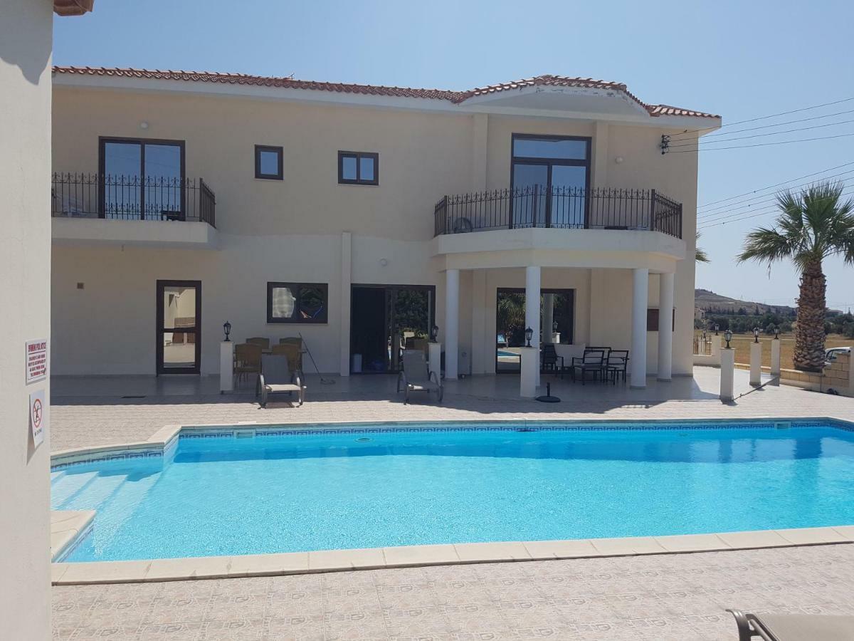 Larnaca Mansion Ideal For 3 Families Or More Exterior foto