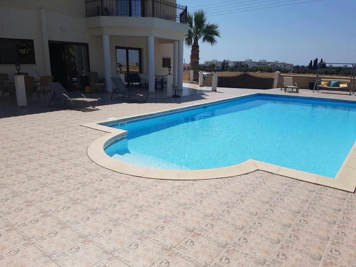 Larnaca Mansion Ideal For 3 Families Or More Exterior foto